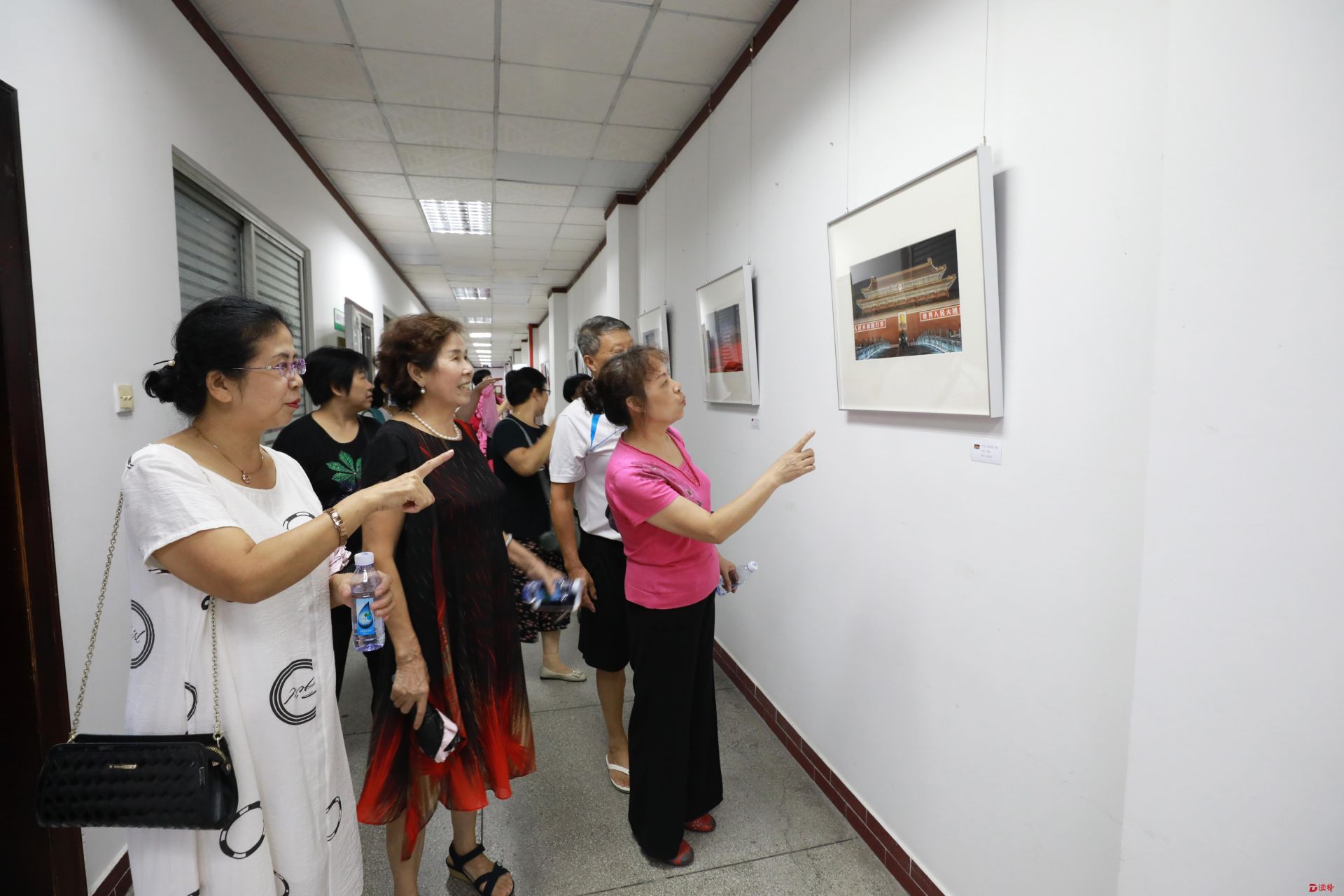 庆祝新中国成立70周年 莲塘街道摄影大赛优秀作品展开幕