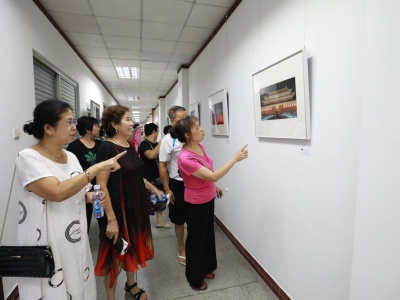 庆祝新中国成立70周年 莲塘街道摄影大赛优秀作品展开幕