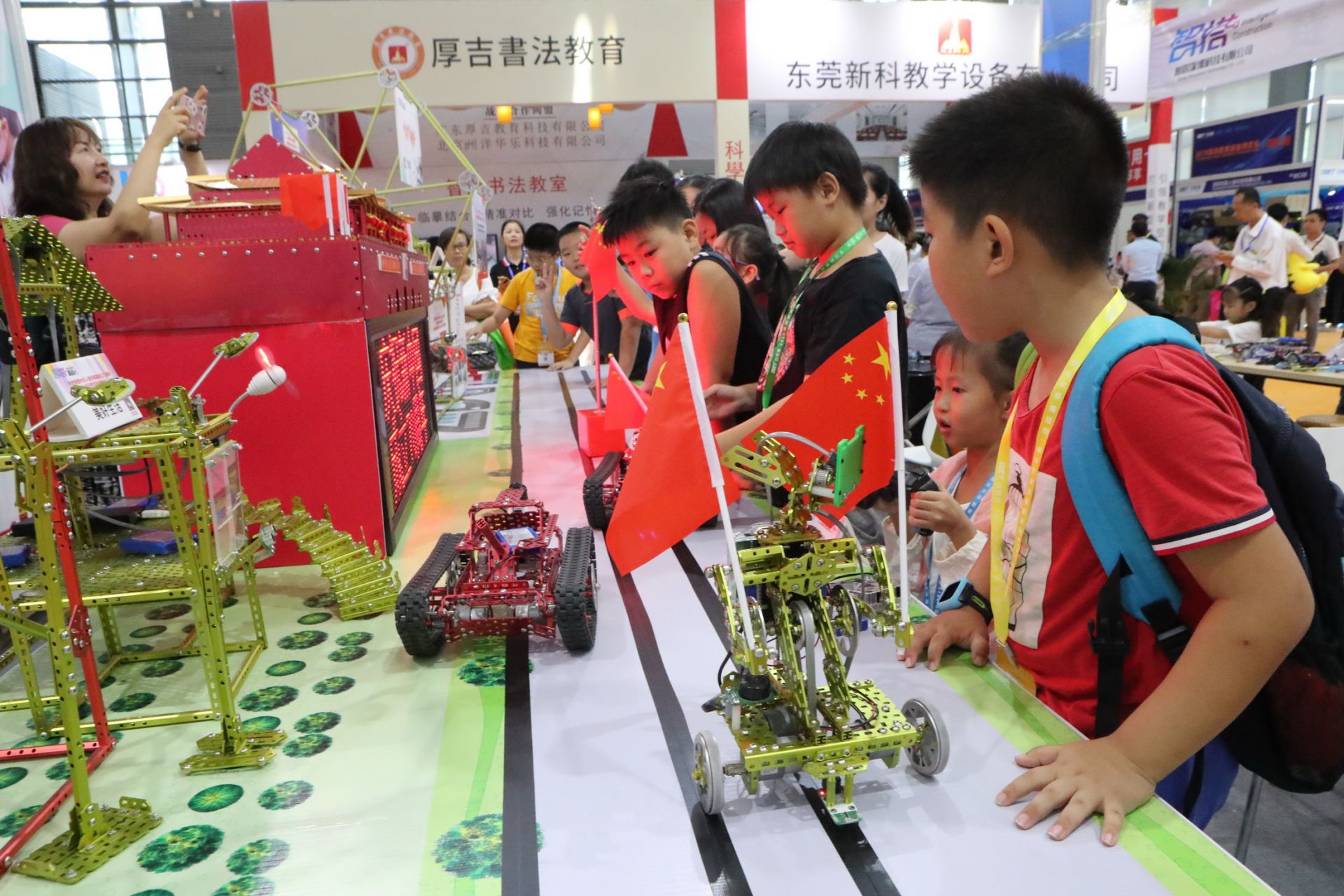 这帮孩子用上万个零件，历时10天，搭起了一个“天安门”