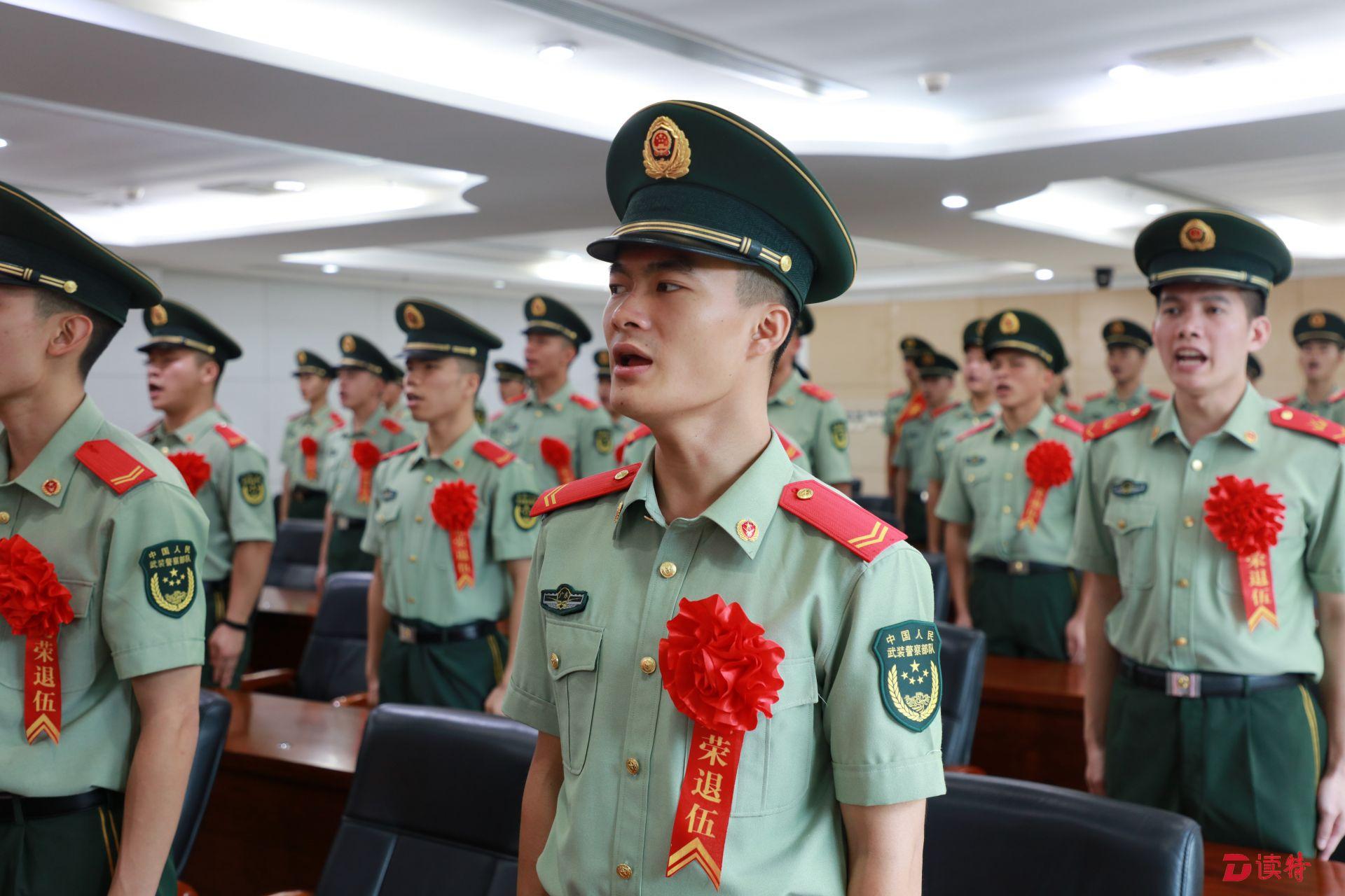 武警深圳支队老兵退伍返乡