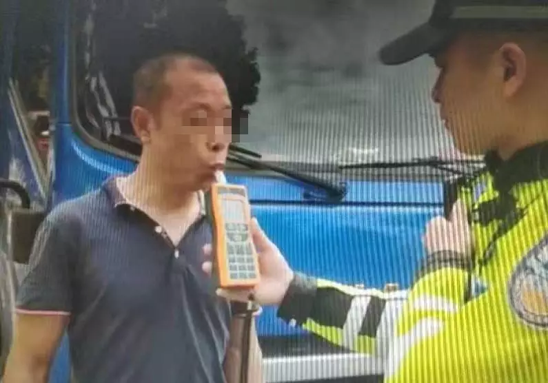 醉驾货车追尾撞上交警，司机叫嚣：你管得着吗？