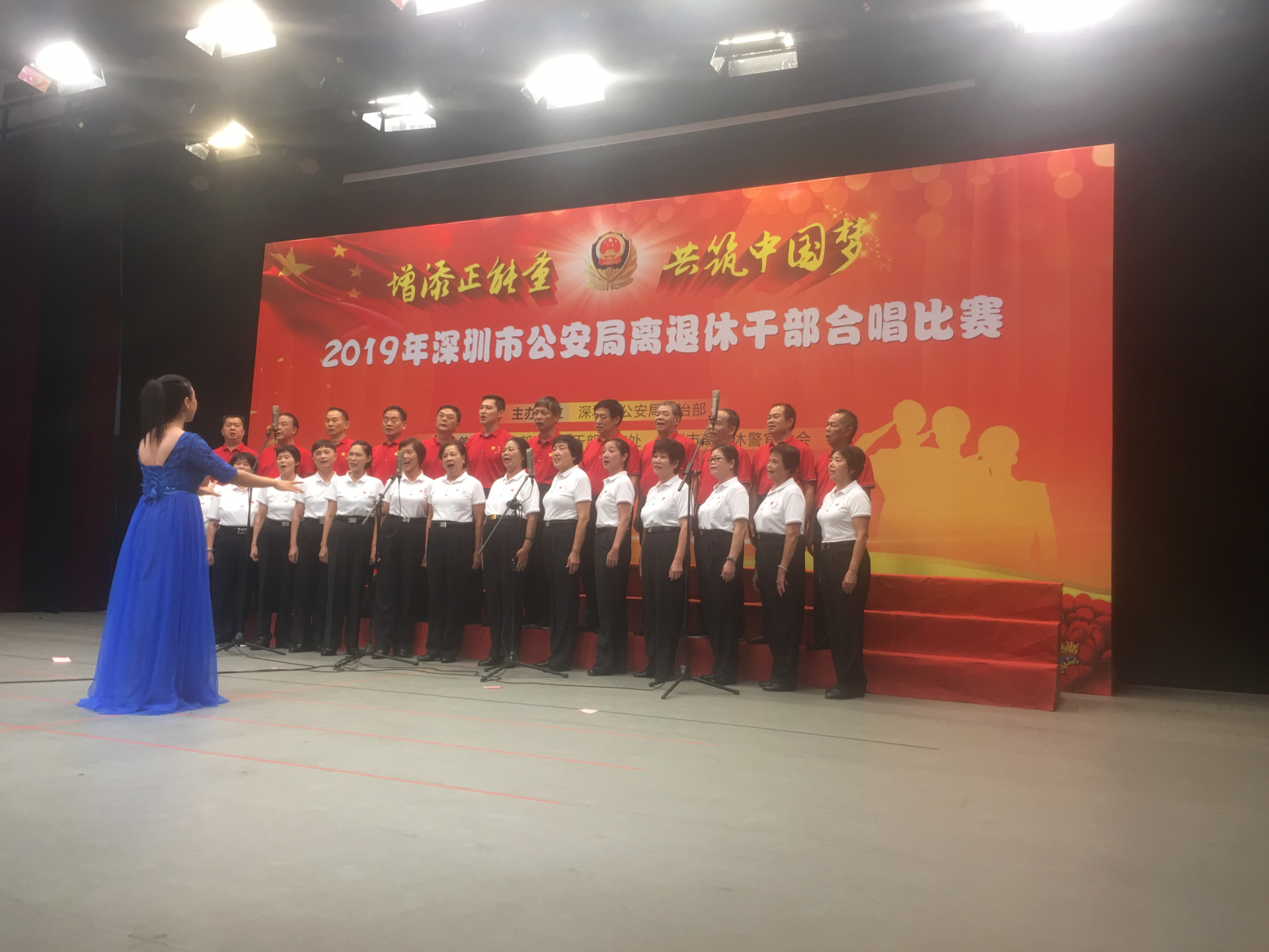 数百名老警官引吭高歌颂祖国，市老干部活动中心举办合唱比赛
