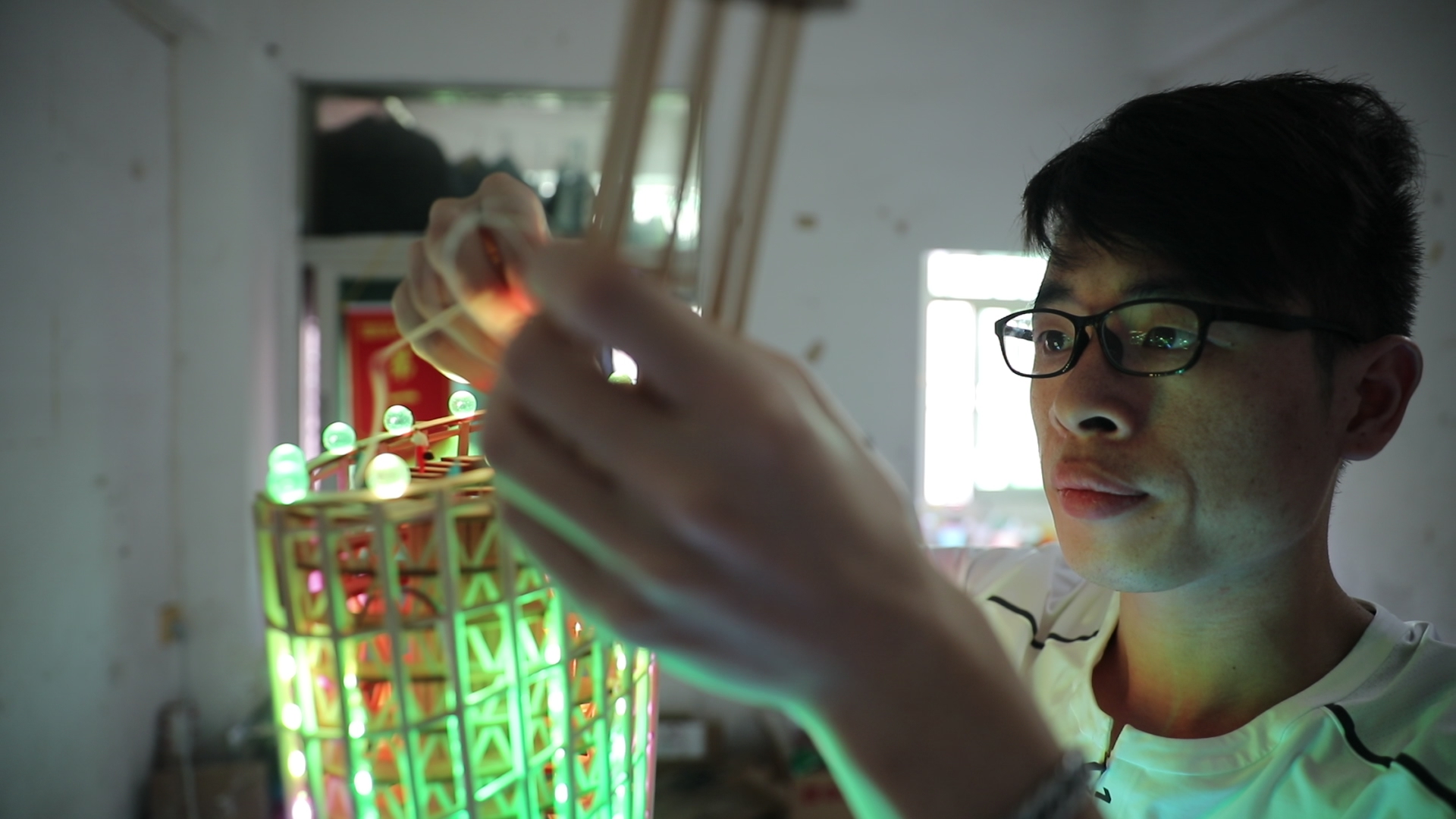 深圳90后小伙用小木条DIY“小蛮腰”“埃菲尔铁塔”成网红