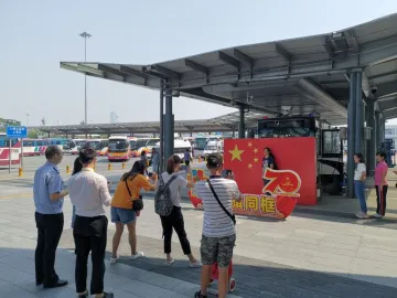 深圳湾口岸“我与国旗同框”主题活动火了！旅客纷纷祝福祖国