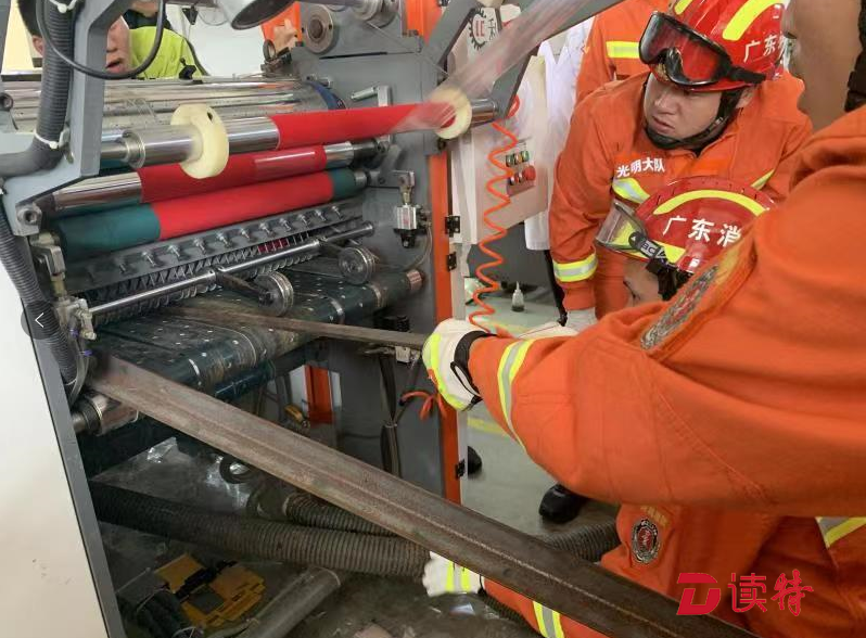 男子手指卷进机器传送带 消防员利用杠杆原理保住其手指  