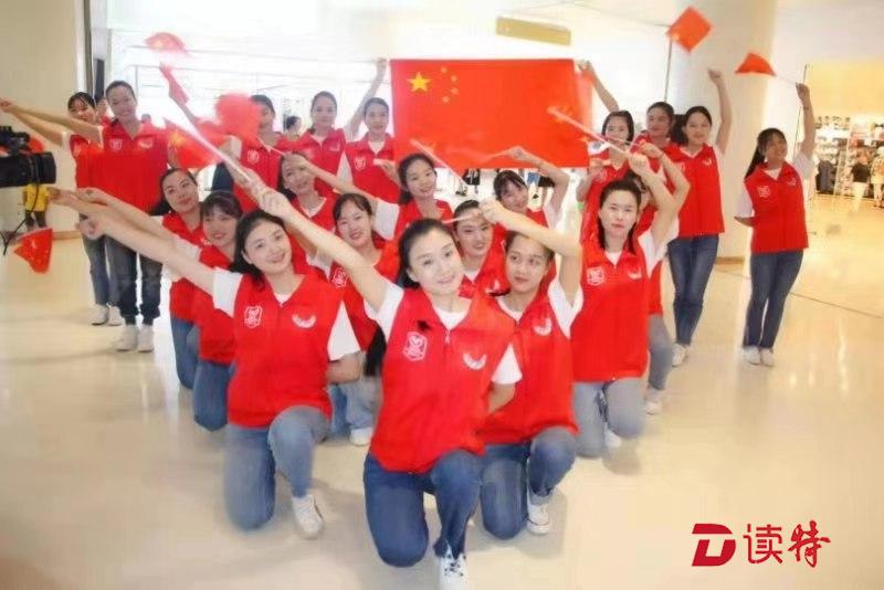 青春快闪扮靓星城，唱赞歌祝福祖国 
