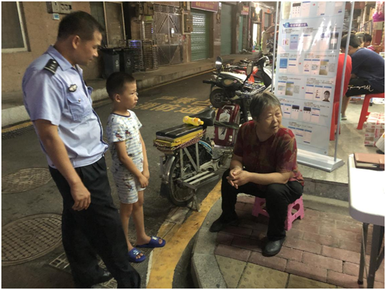 老奶奶忘带钥匙把自己锁在门外一天 网格员助其回家