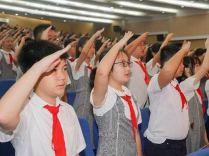 视频| 深外（初中部）千人合唱迎开学 校长寄语：勤练扎实本领