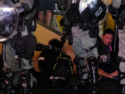 香港警方拘捕一名13岁人士 从其身上发现两枚汽油弹和火机  
