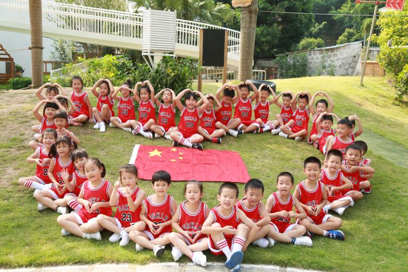 向祖国表白！南山区西丽幼儿园开展“我和国旗在一起”活动