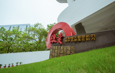 为何内地校长、大学老师都愿意来深圳这所学校做老师？
