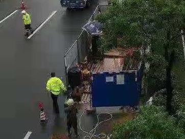 一学生上学途中遭遇车祸死亡，事发深圳宝安大道