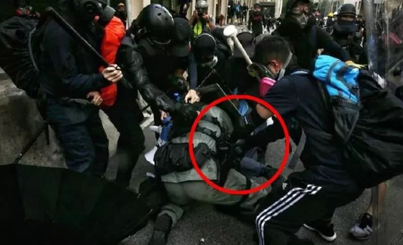 昨晚，港毒暴徒抢警察手枪