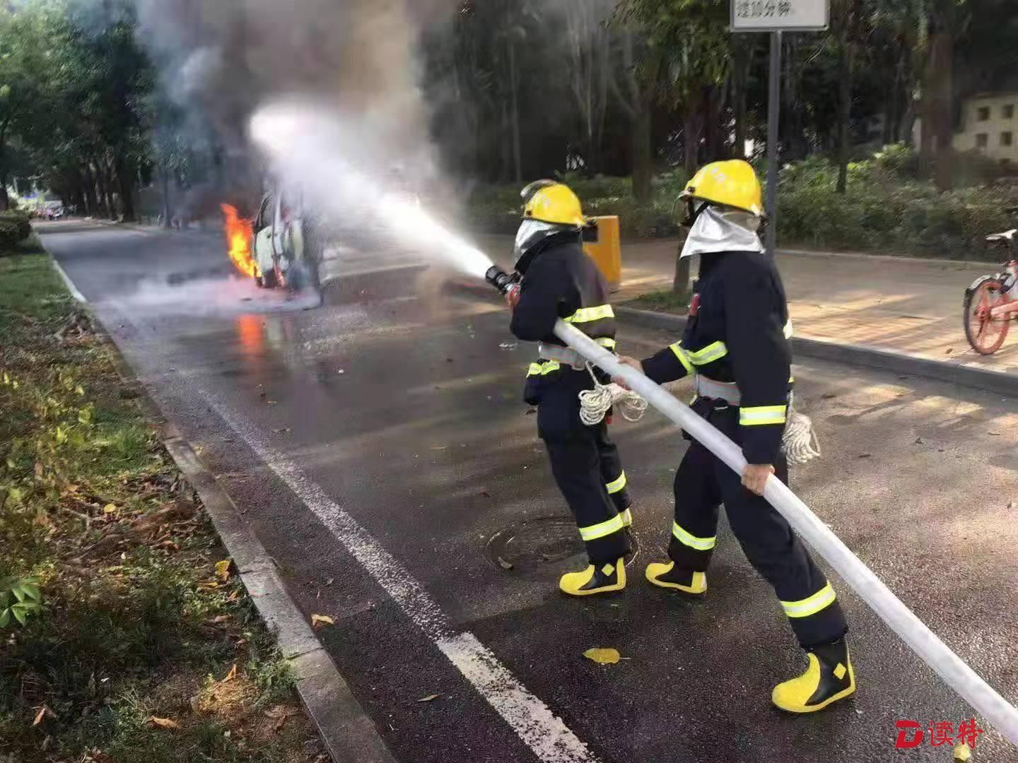 皇岗路一车自燃火势猛烈 消防员5分钟灭火无人伤亡