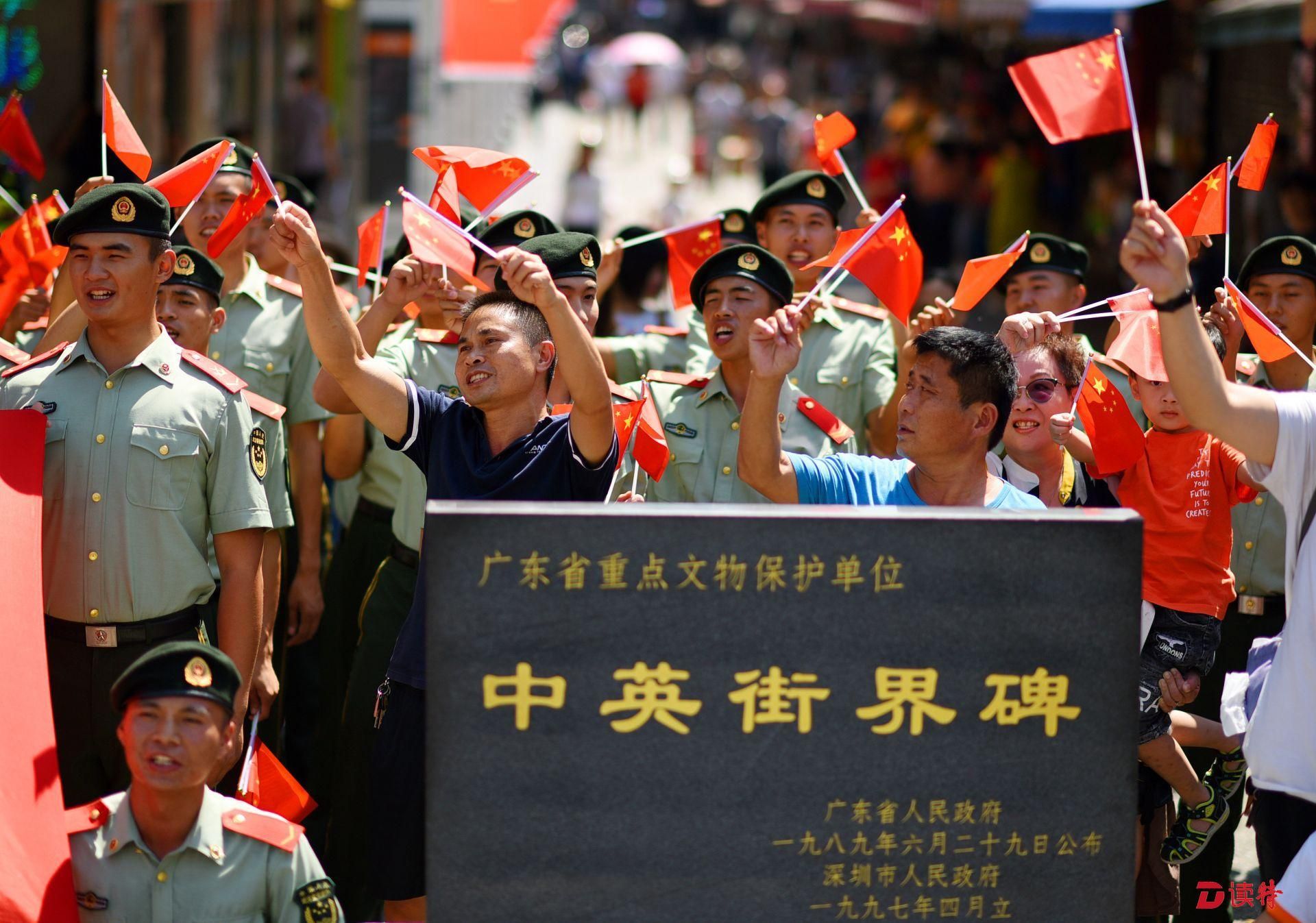 中英街上，军民快闪高唱《我和我的祖国》！游客：就该这样