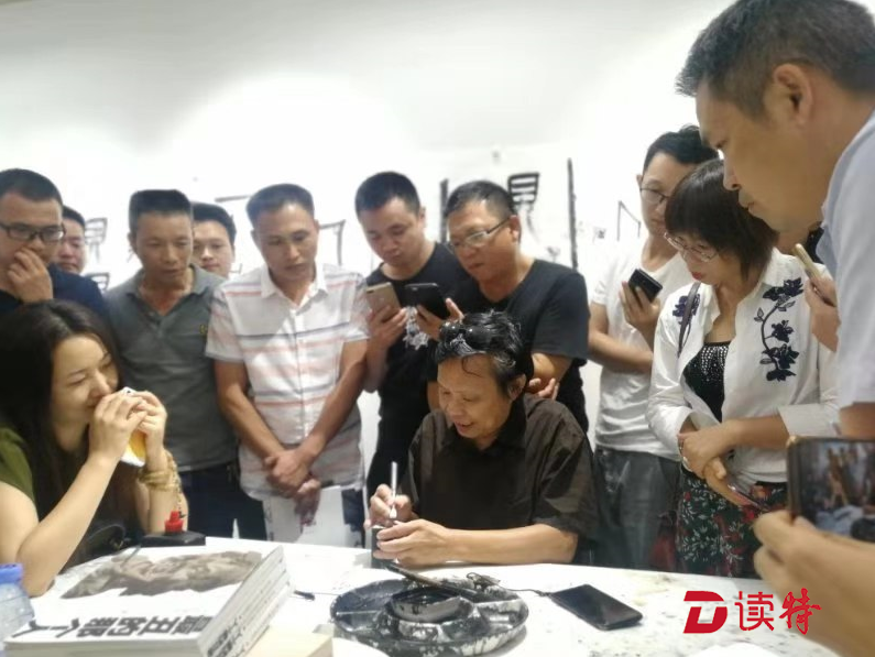 著名书法篆刻家钟国康到石岩文化艺术中心传经送宝  