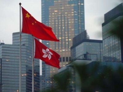 涉嫌焚烧国旗的香港男子出庭受审  不准保释