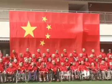 70名老人与巨幅国旗合影，庆祝新中国成立70周年
