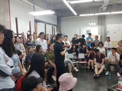 因示范人体写生引热议，川美院长回应：不可思议