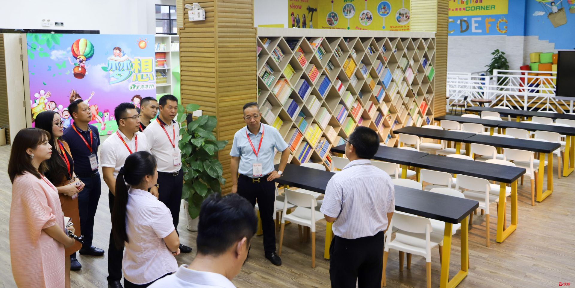 龙岗青年企业家走进平安里学校慰问一线教师
