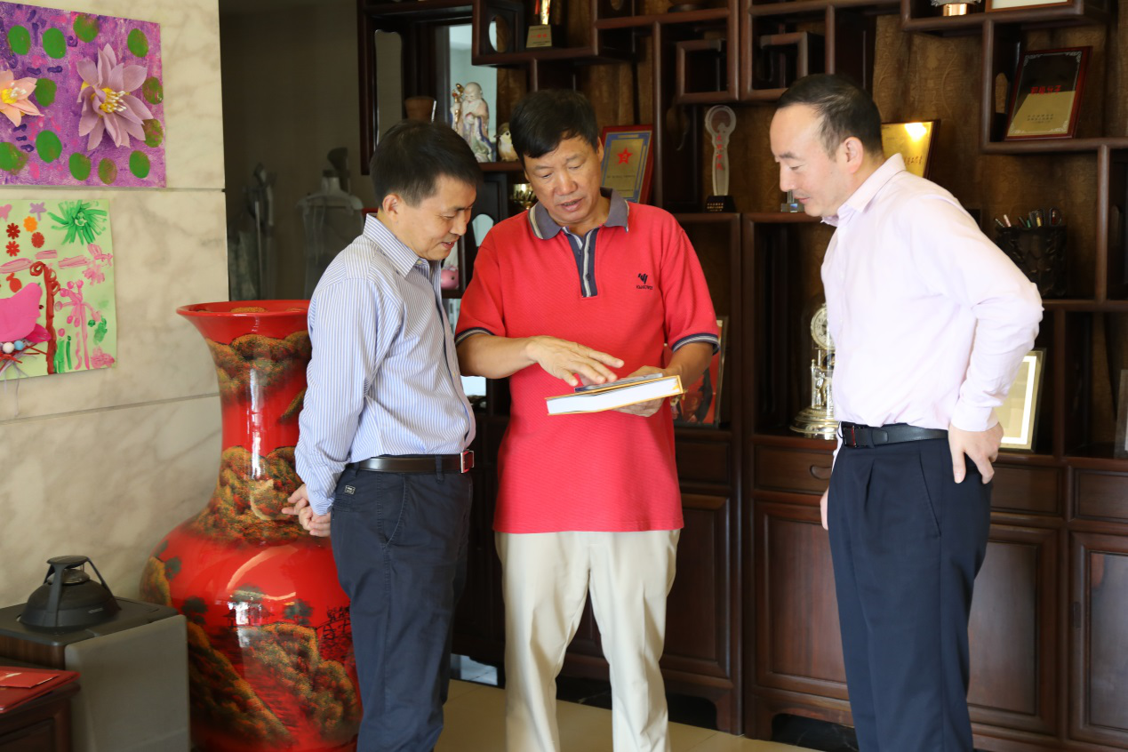 慰问“市道德模范”，弘扬正能量 