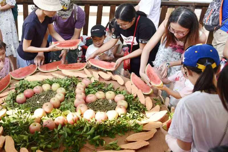 深圳野生动物园启动国宝动物节，为小长颈鹿这样过生日