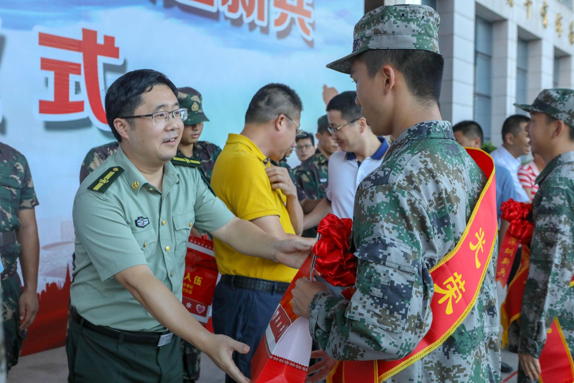 龙岗区龙城48名新兵启程赴军营 其中7名将前往边疆