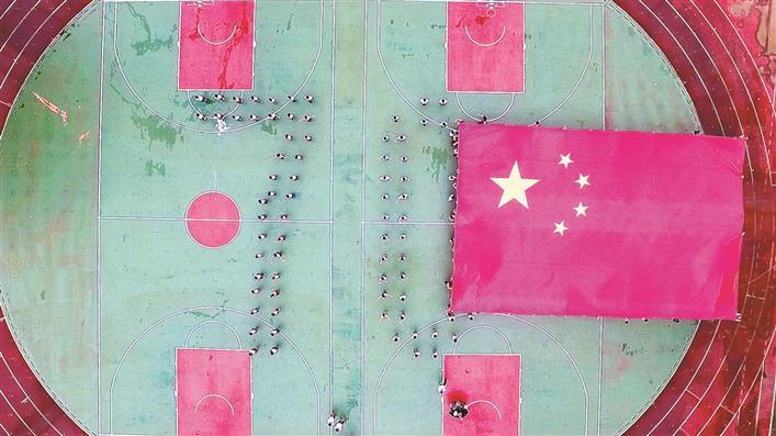 制作国旗 绘百米长卷 歌曲快闪！深圳学子“花式”献礼新中国70华诞