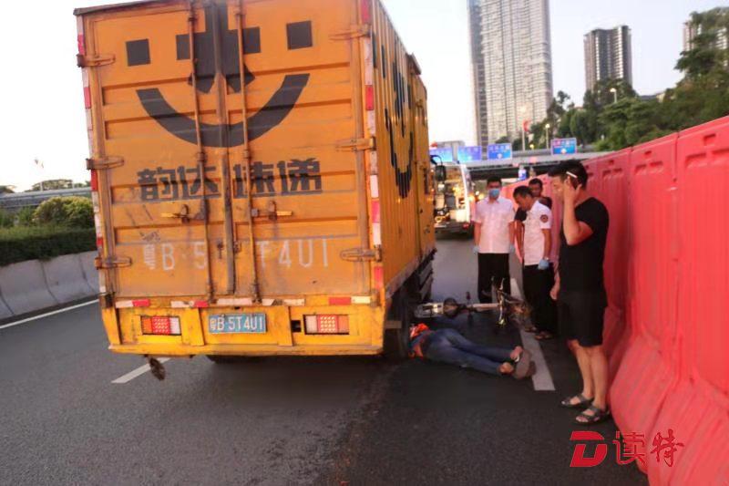 自行车撞上货车！紧急时刻消防员10分钟救出被困人员