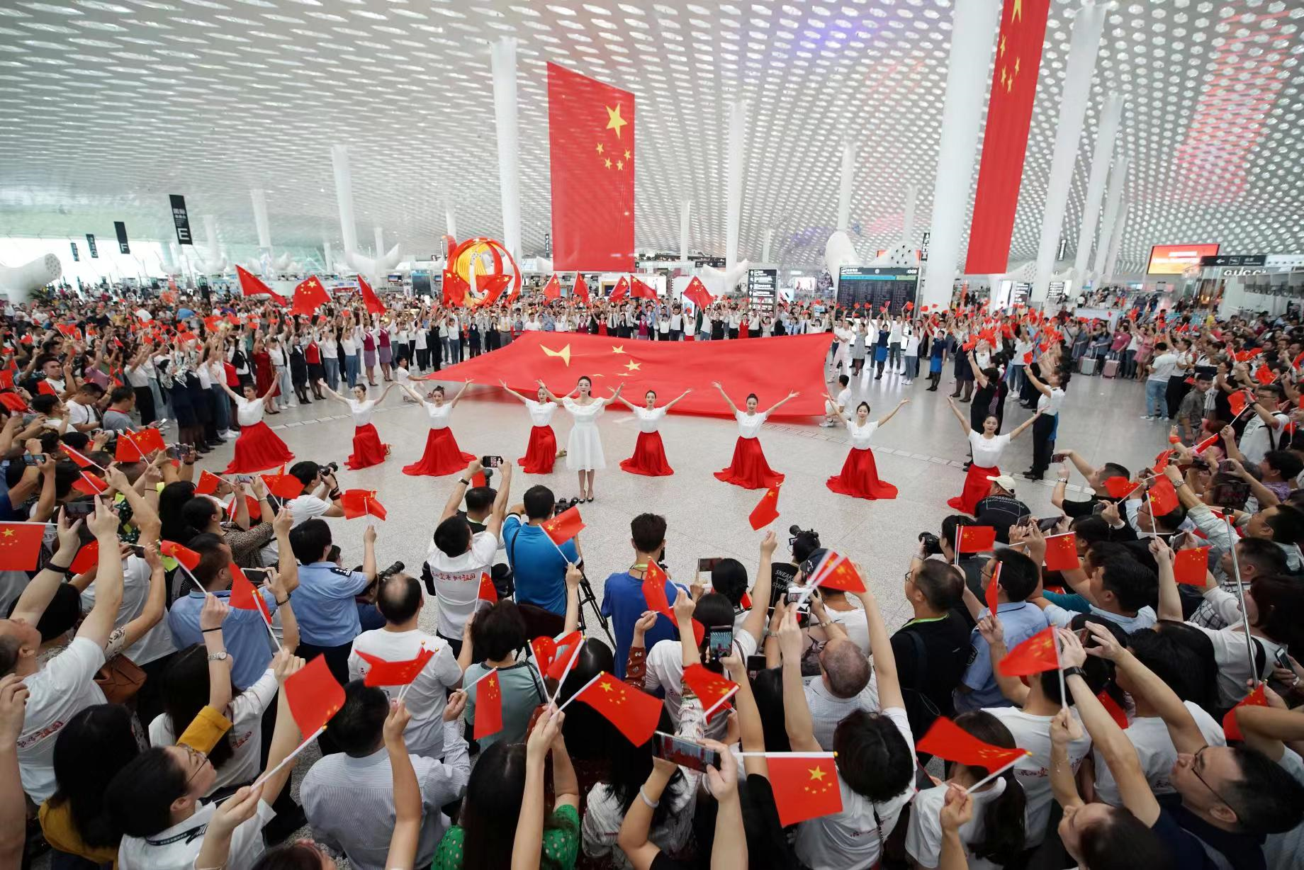 深圳机场举办“乐动空港 歌唱祖国”演出活动