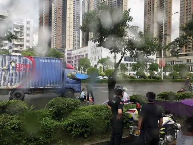 痛心！两名儿童命丧车轮，均为家人骑电动车与大型车碰撞