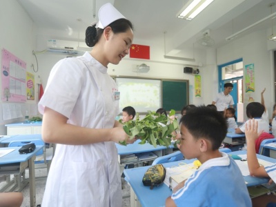 深圳中学龙岗小学特设中医科普课：医生带孩子们“尝百草”