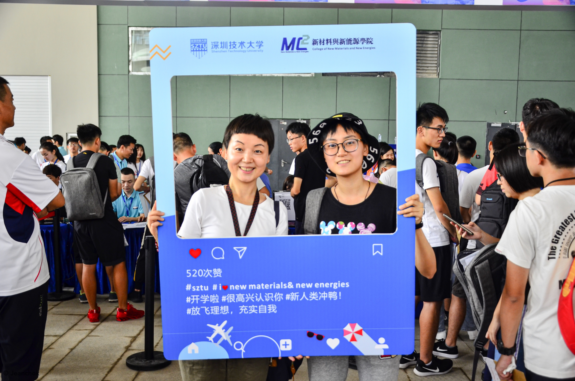 深圳技术大学迎来800余名“萌新”，智慧教室玩转黑科技