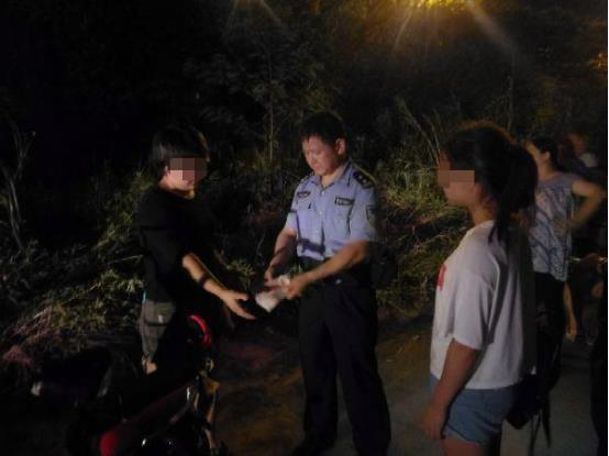 小钱包显大爱！坪山民警深夜沟底找回市民钱包