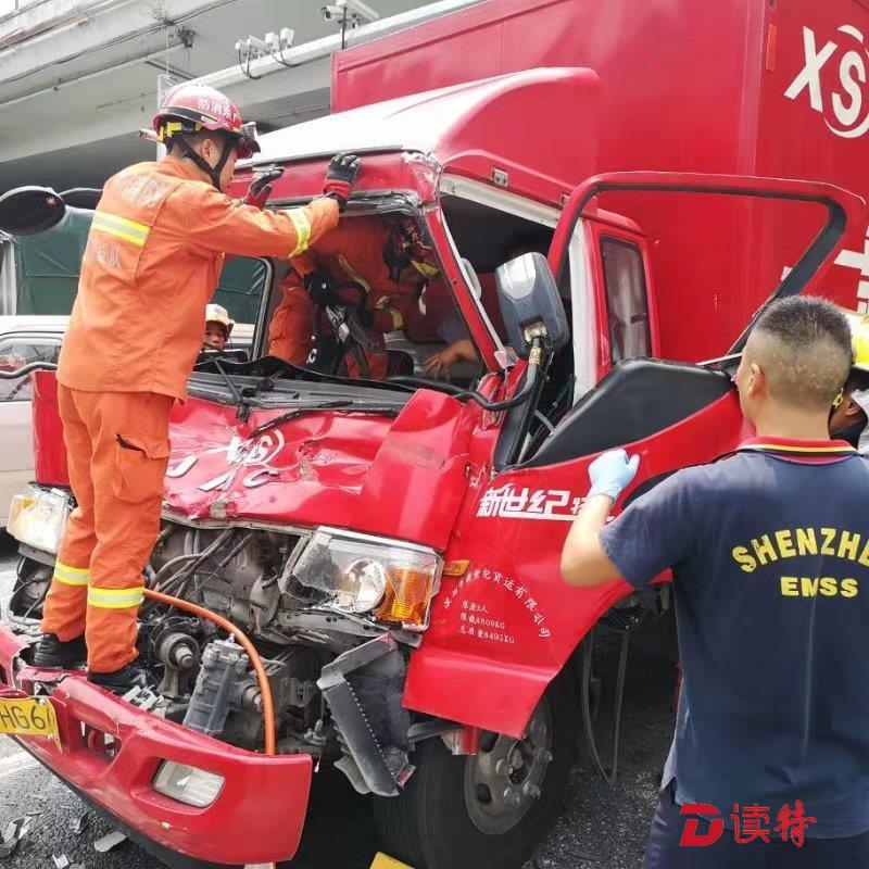 龙华一天桥下两货车追尾司机被困 消防队员助司机脱困送医