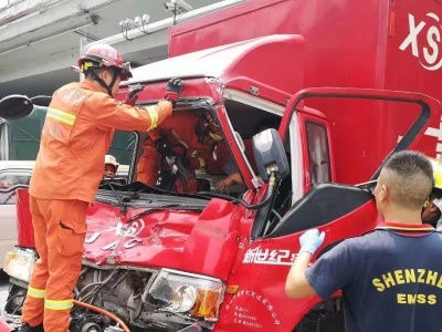 龙华一天桥下两货车追尾司机被困 消防队员助司机脱困送医