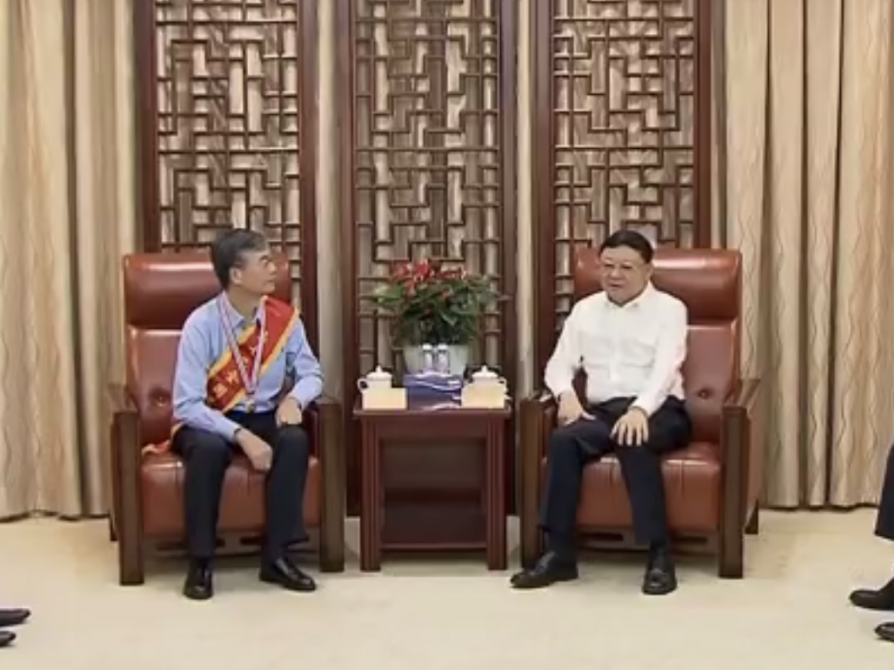 王伟中会见第七届全国道德模范陆建新