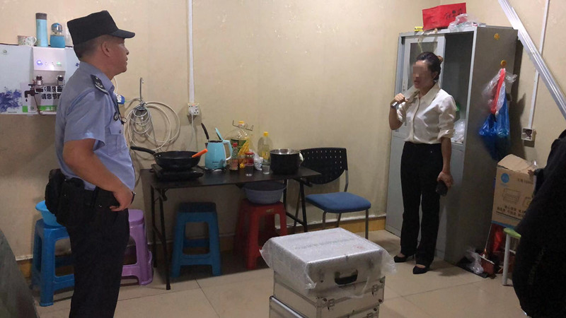 女子欲自残妨碍执法 民警空手夺刀化解险情