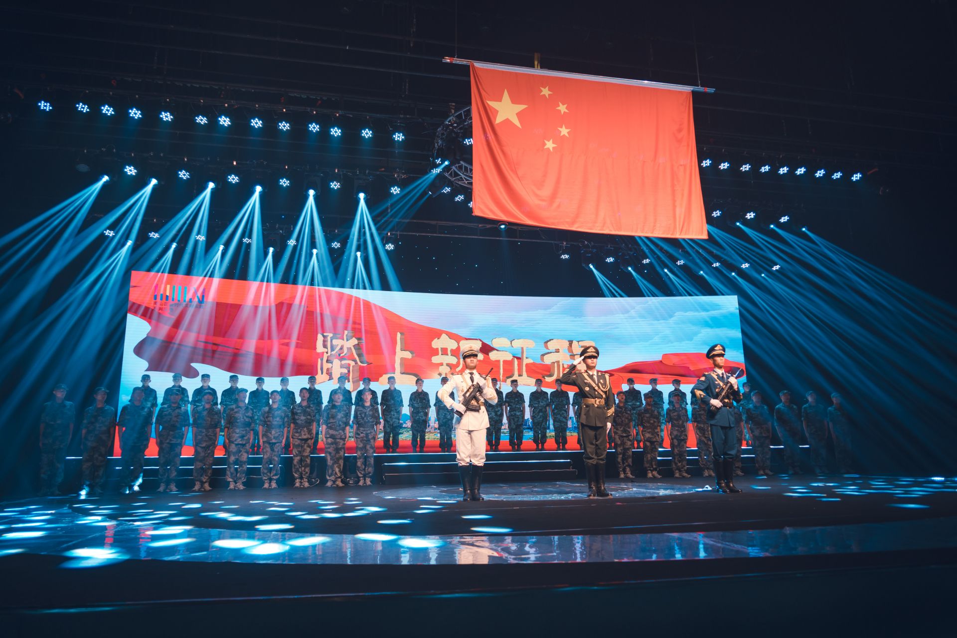 南山区举办“国防大讲堂”专场活动，欢送180多名新兵入营