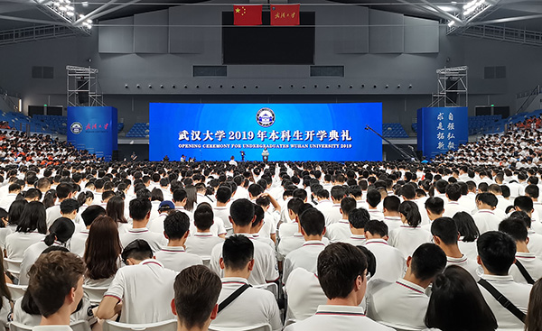 武大回应开学典礼一新生自行上台演讲被劝离：不会追究其责任