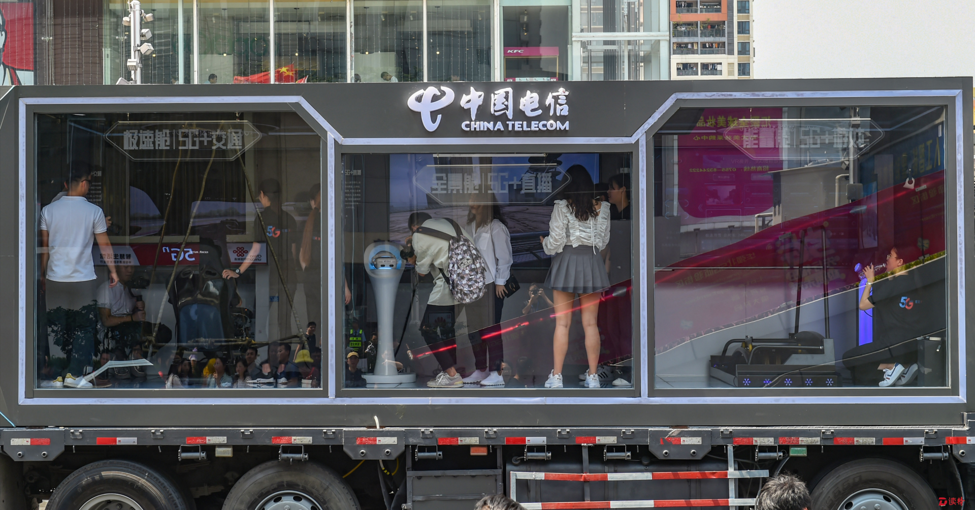 全国首个5G体验街区现身华强北！中国电信5G未来体验舱在深首秀