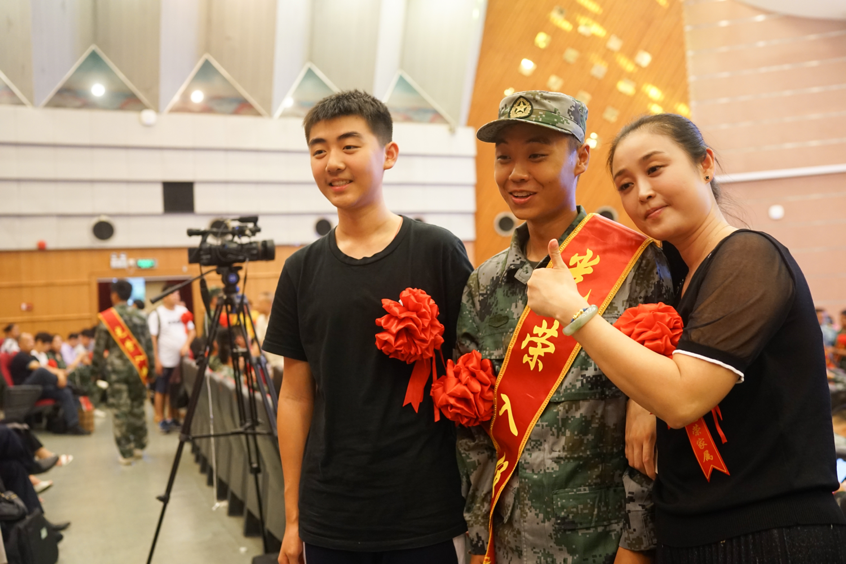 福田区举办2019新兵欢送大会，为入伍新兵助威送行