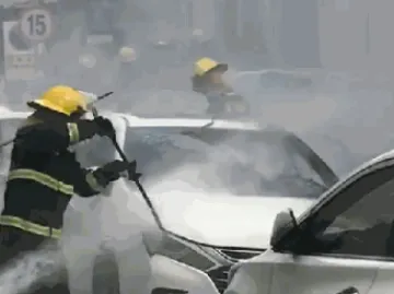 警惕火灾！深圳一电动车充电点起火，68辆电动车、3辆小车被烧毁