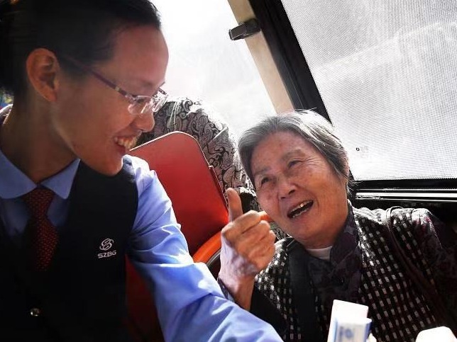 市民大赞深圳敬老惠民新政策  免费乘地铁老年人增加30%
