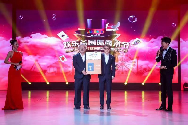 刘谦空降欢乐谷 魔术狂欢在深圳“见证奇迹”