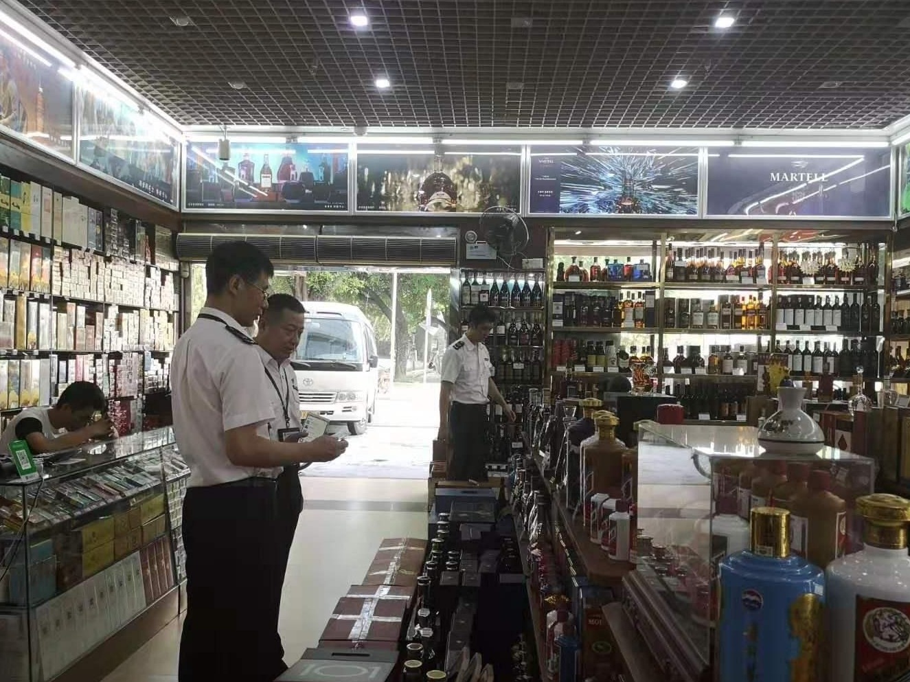 深圳市查酒行动突查烟酒行 责令相关烟酒行整改