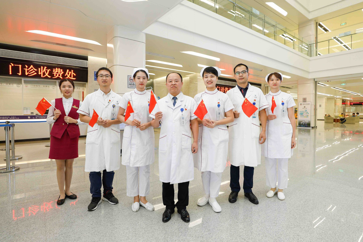 他们用“快闪”祝福祖国！深大总医院唱响《我和我的祖国》