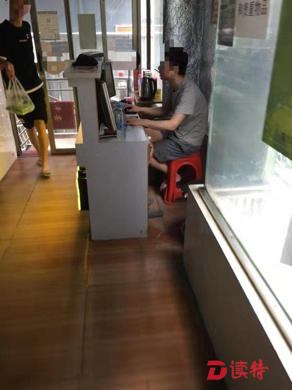 网吧老板吧台吸烟，禁烟标识成摆设？