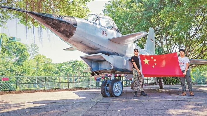 我和我的祖国丨观澜湖生态体育园举行国防展 合影“国之重器” 感受祖国强盛