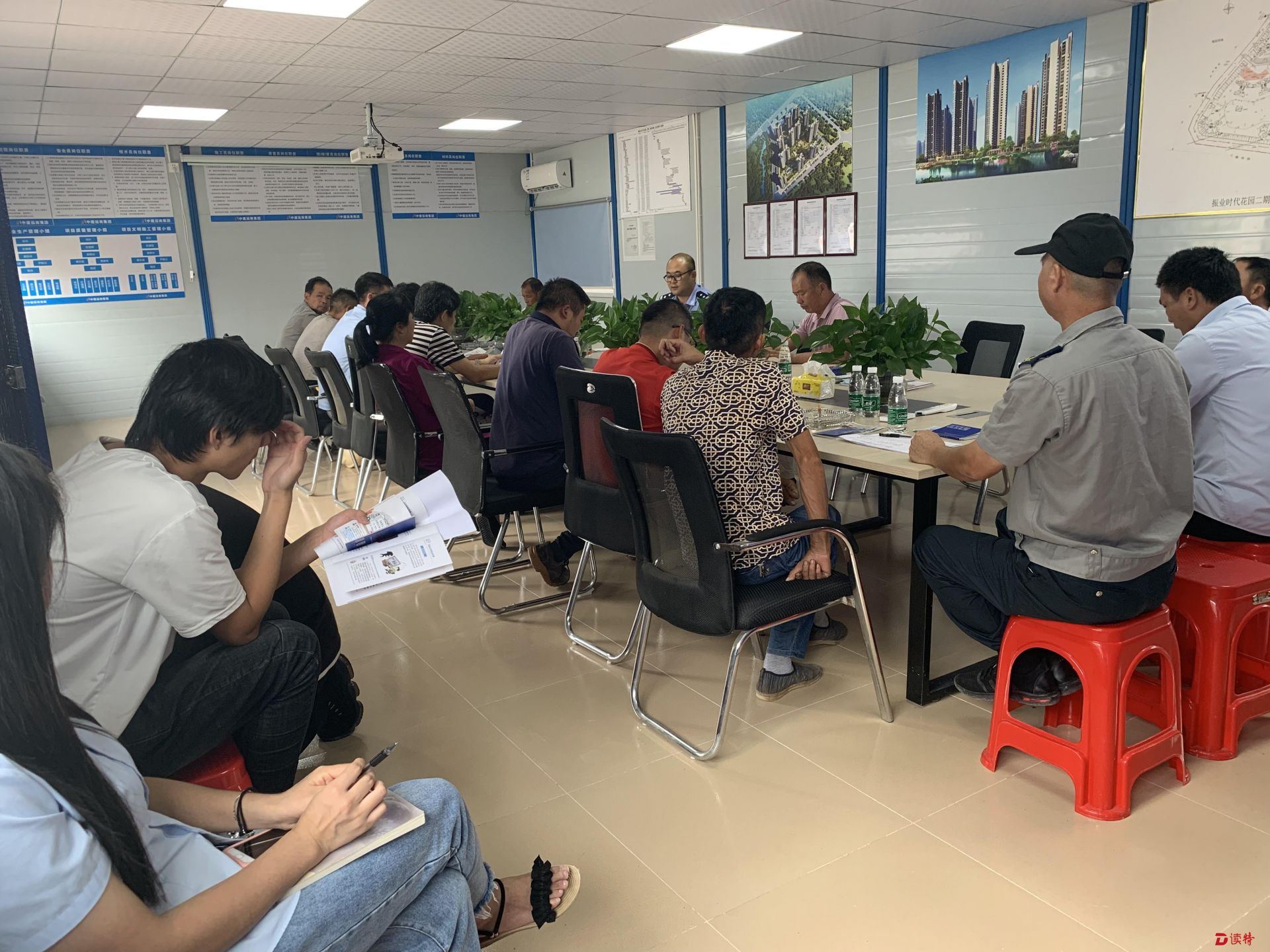 深汕警方走进工地开展反诈骗宣传活动